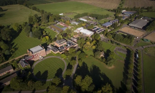 Summer camp sur un authentique campus à Maidenhead