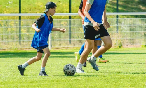 Jeunes qui jouent au foot