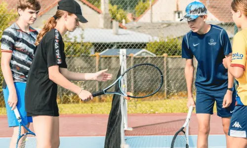 Jeunes qui font du tennis