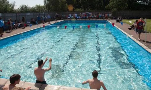 piscine exterieure jeunes pangbourne