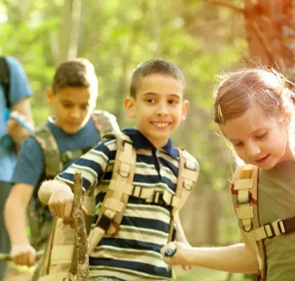 enfants aventure dans la foret