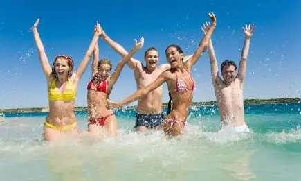 Jeunes à la plage en Martinique