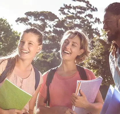 groupe 5 etudiants heureux exterieur