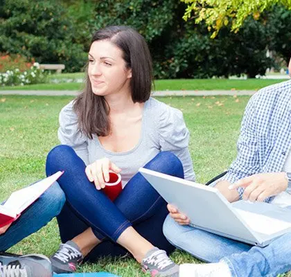 jeunes qui etudient au parc