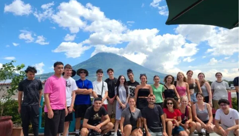 Photo groupe devant volcan