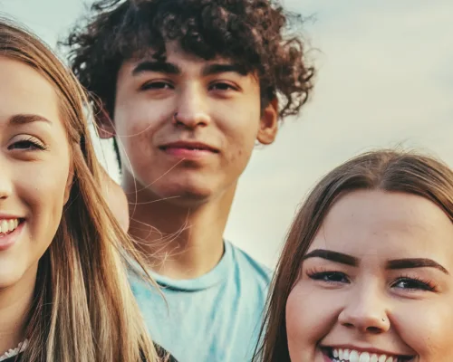 groupe personne souriant