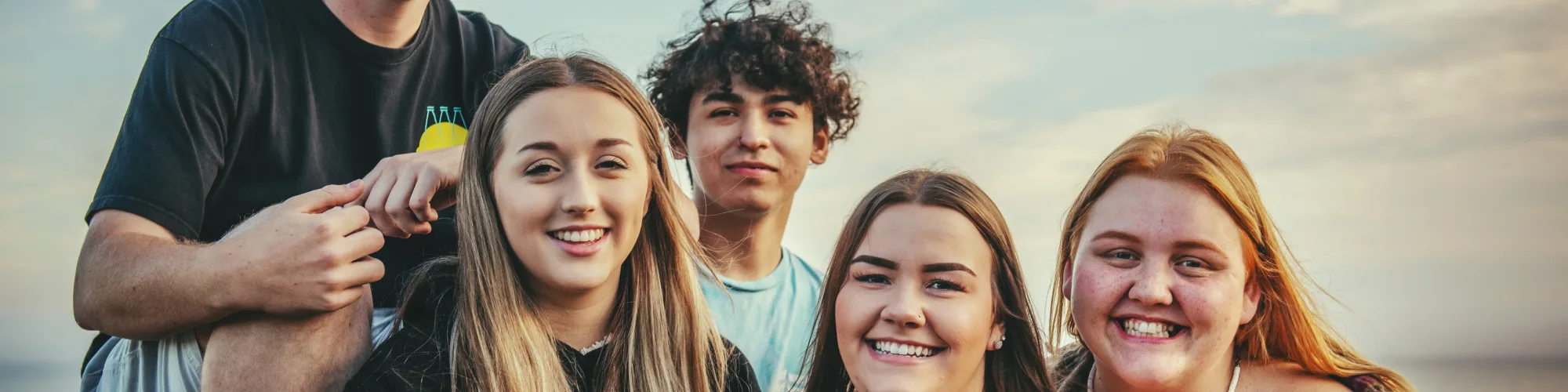 groupe personne souriant