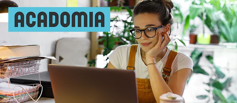 jeune femme qui étudie sur un ordinateur