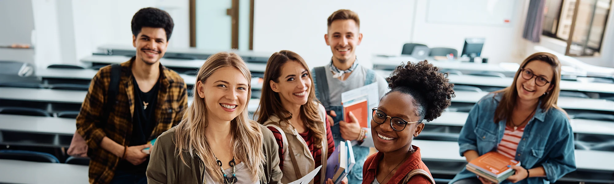 Groupe d'adultes dans une salle de classe