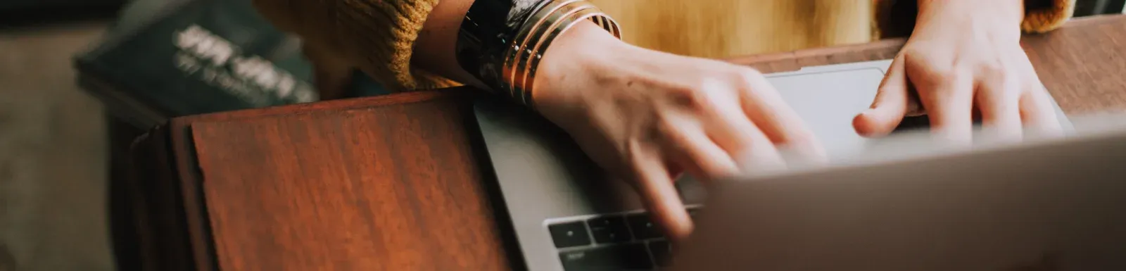 personne se servant d'un ordinateur