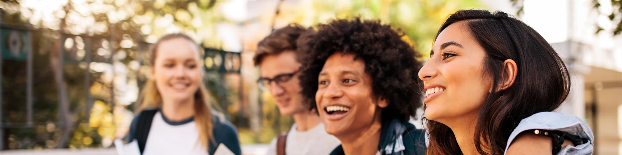 groupe voyageur souriant