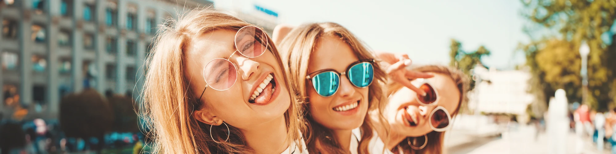 jeunes filles souriantes