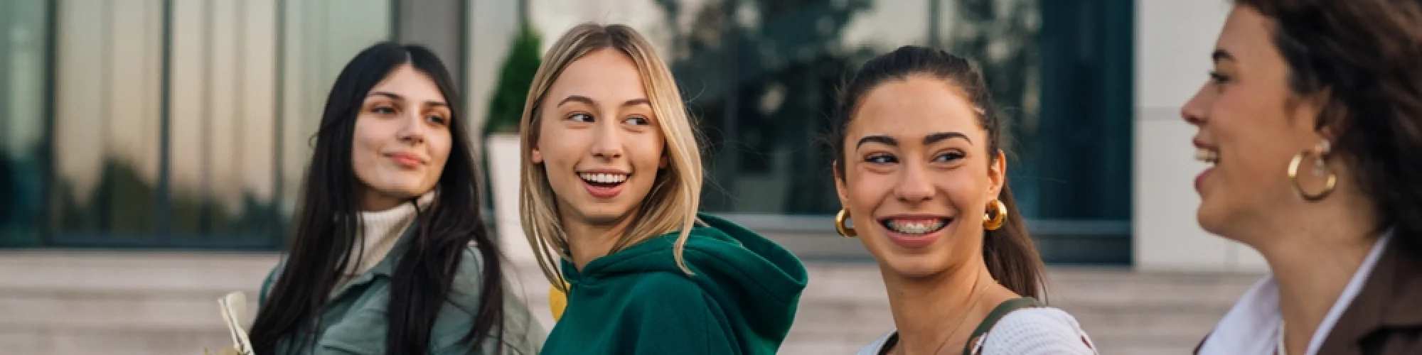groupe voyageur souriant