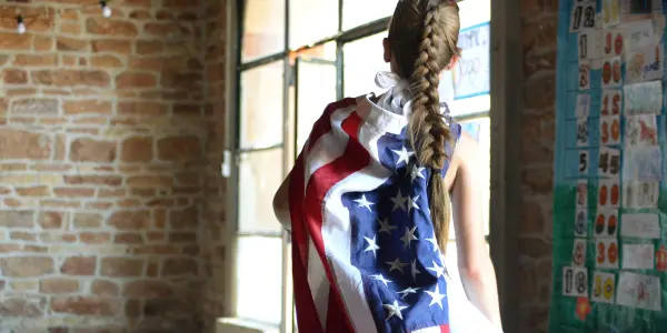 enfant-avec-le-drapeau-americain