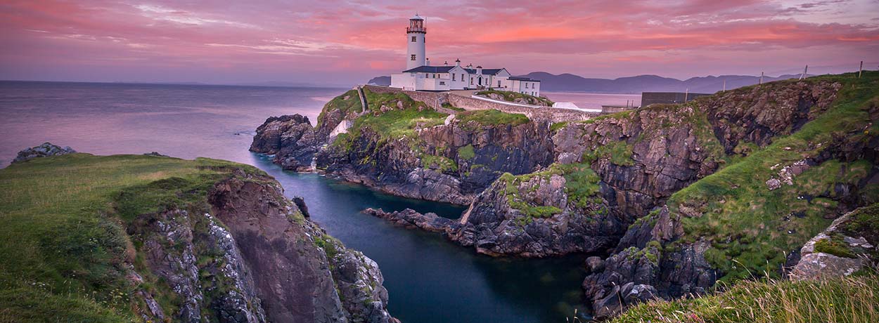 Donegal avec ses montagnes escarpées et ses forêts étonnantes