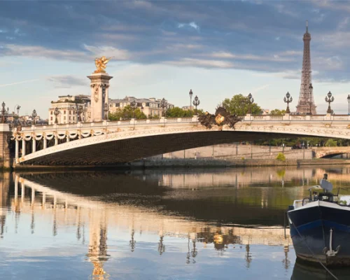 Paris et les Institutions