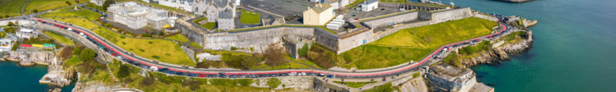 Plymouth, à 350 kilomètres de Londres, avec son bord de mer