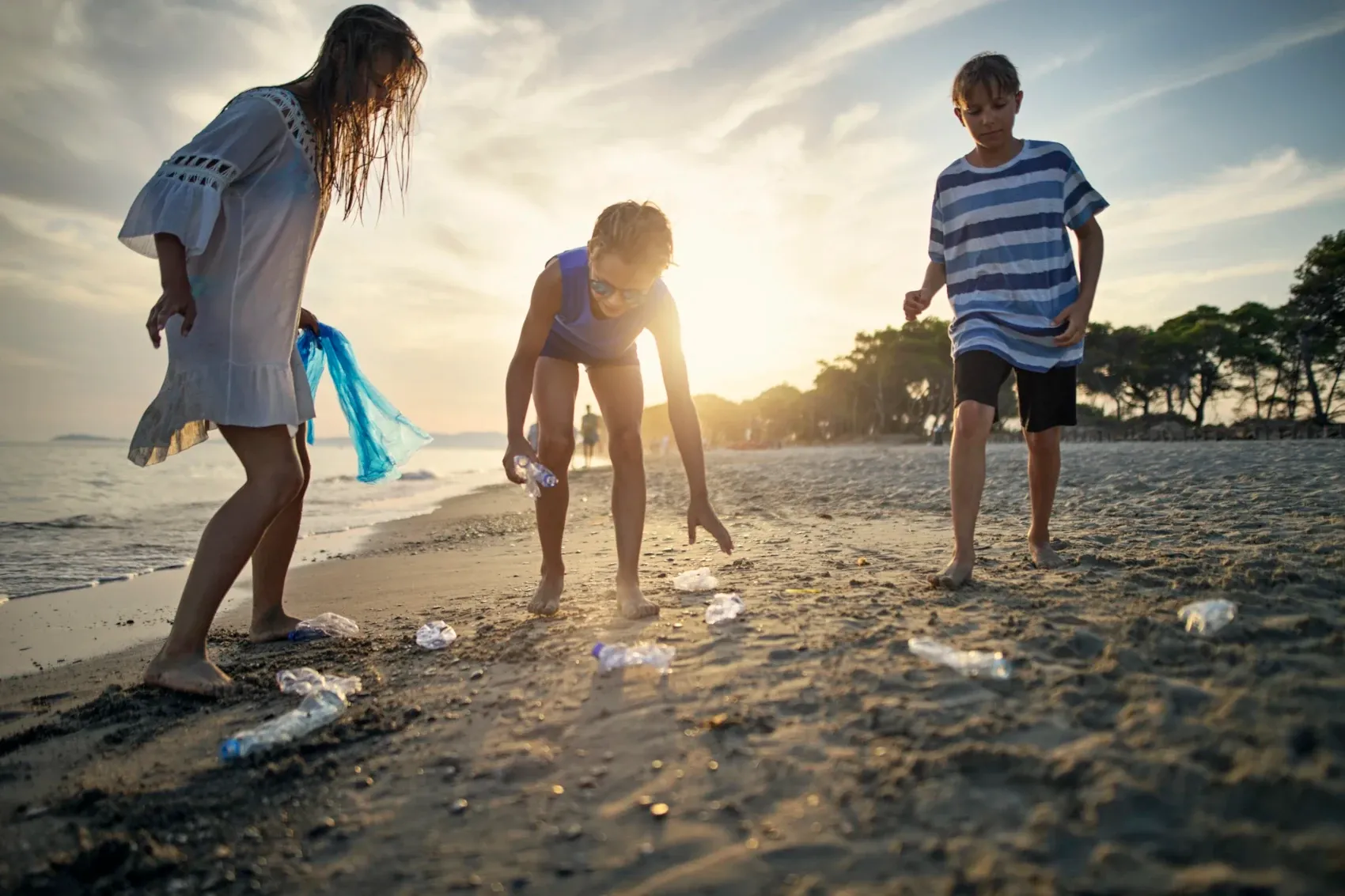 personnes nettoyage plage