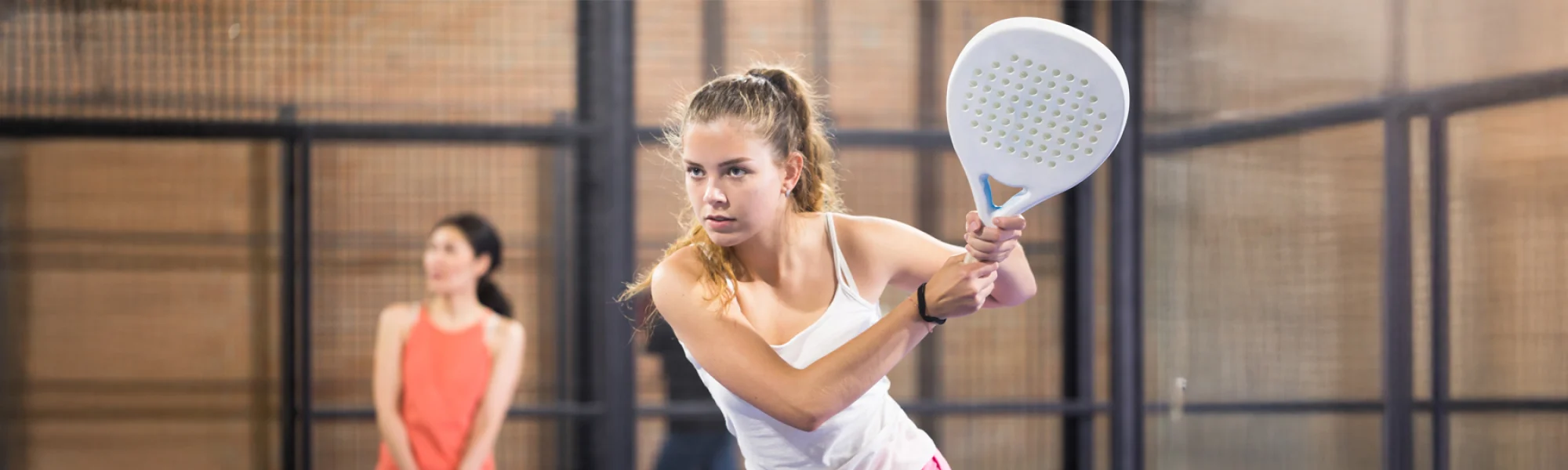 jeune fille jouant au padel