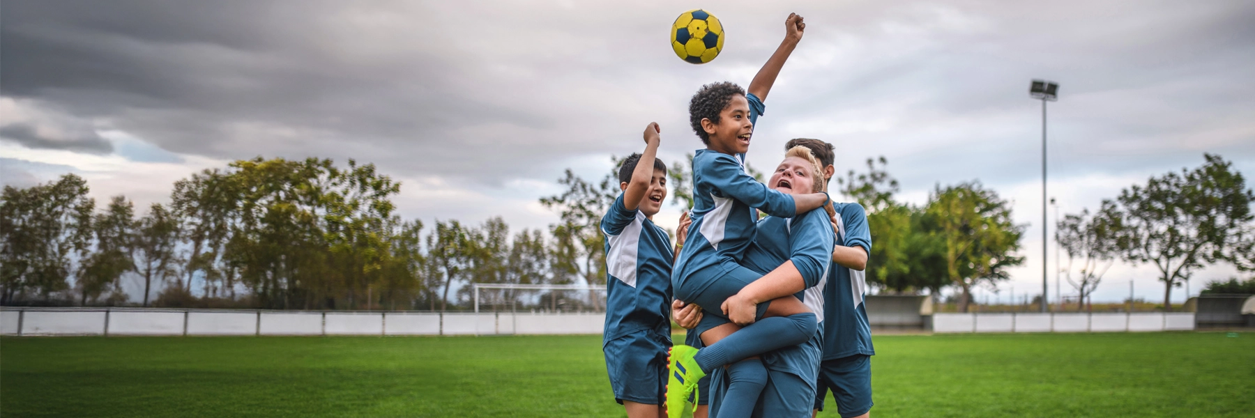 jeunes enfants heureus d'avoir gagné un match de foot