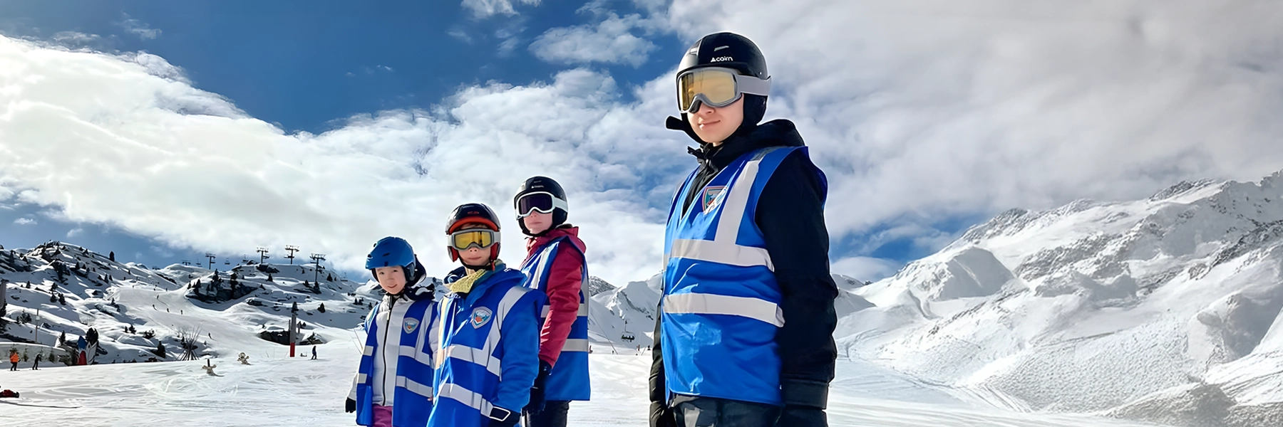 groupe d'enfant heureux en sport d'hiver